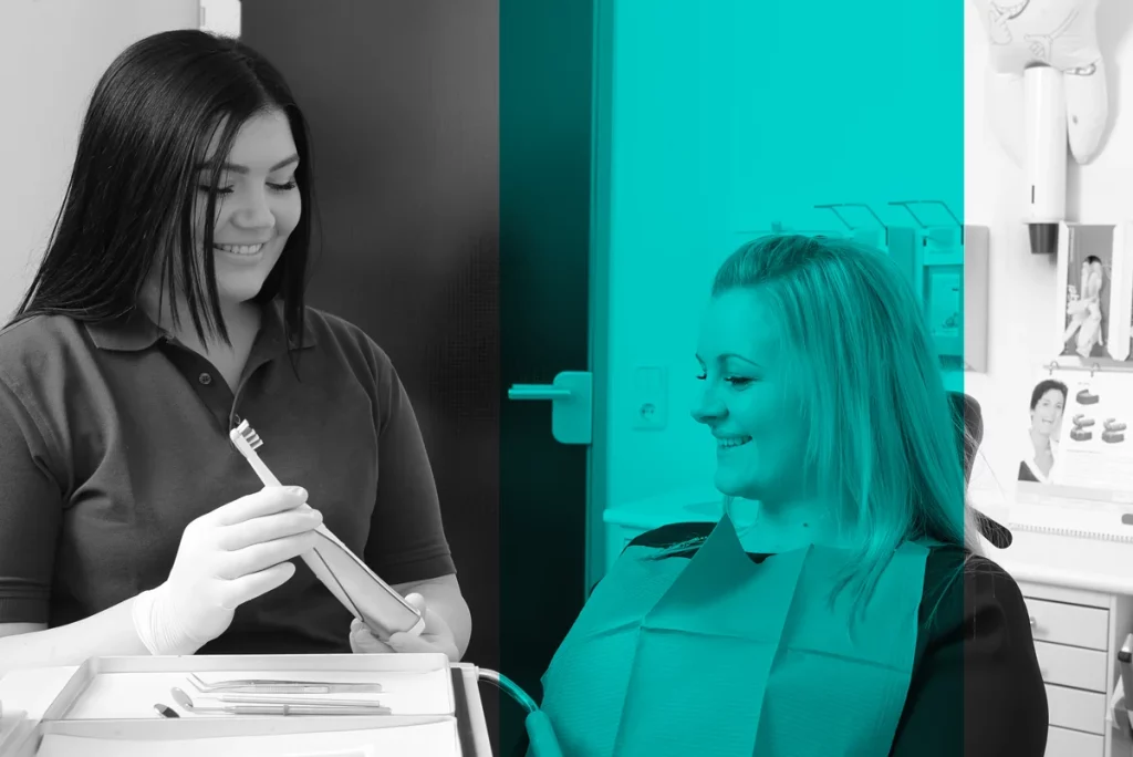 Dentalhygienikerin berät Patientin zum Thema Zahnhygiene in Zahnarztpraxis Augsburg