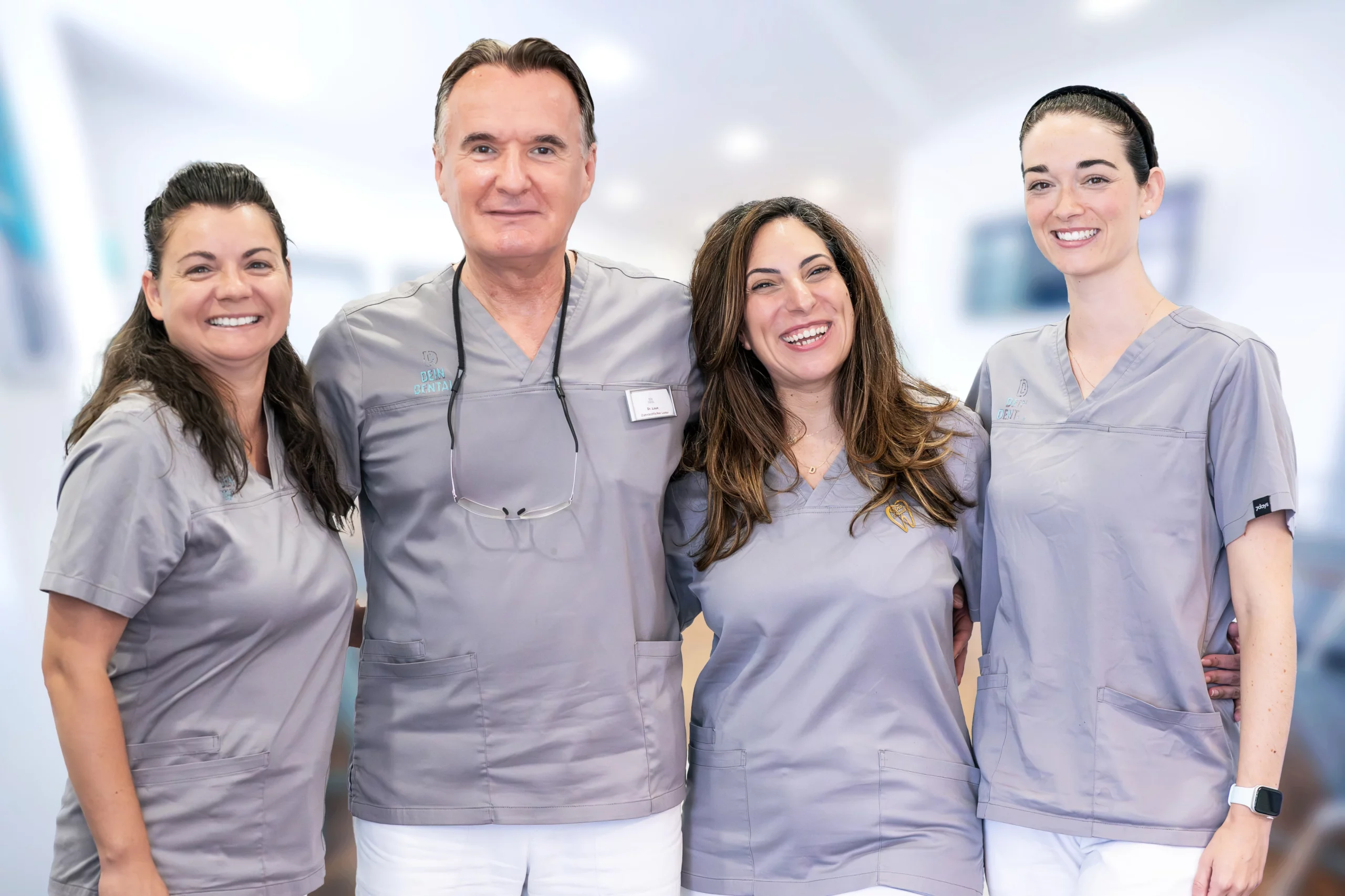 Corina Onujec, Dr./Univ. Sarajevo Thomas Laux, Dina Ayad und Dr. Patrizia Bibel – Gruppenfoto der Zahnärzte bei DEIN DENTAL Augsburg
